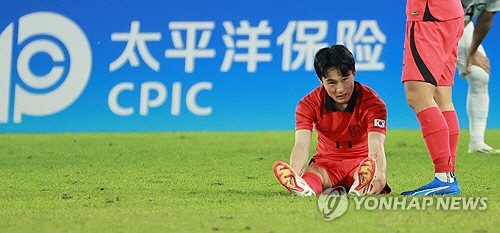 지난 4일 중국 항저우 황룽 스포츠센터 스타디움에서 열린 2022 항저우 아시안게임 남자축구 4강전 대한민국과 우즈베키스탄의 경기에서 대표팀 엄원상이 우즈베키스탄 수비의 파울로 부상을 입은 뒤 고통을 호소하며 그라운드에 앉아 있다. 연합뉴스